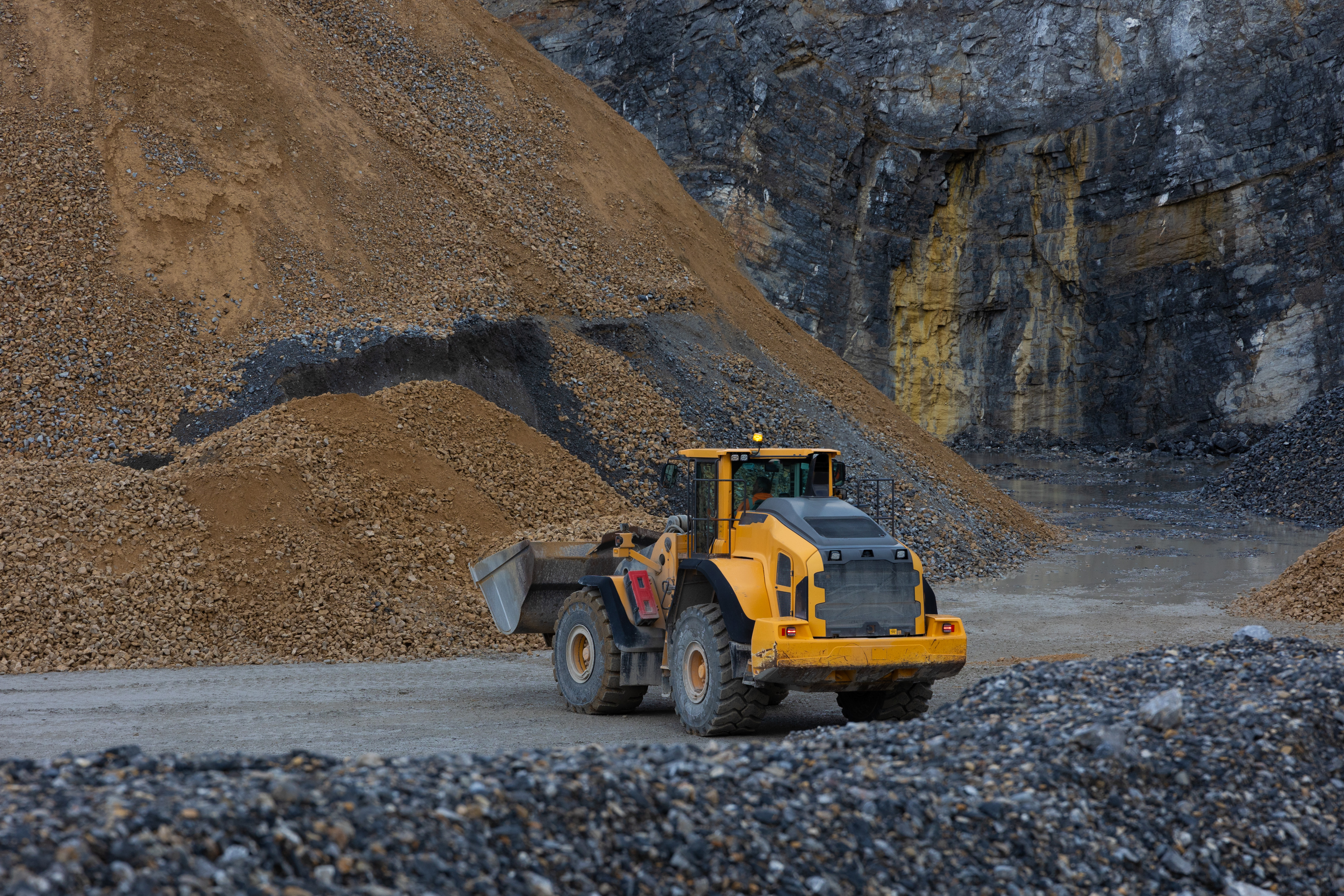 Electric Actuators vs. Traditional Hydraulic Systems on Earthmoving Machinery 1