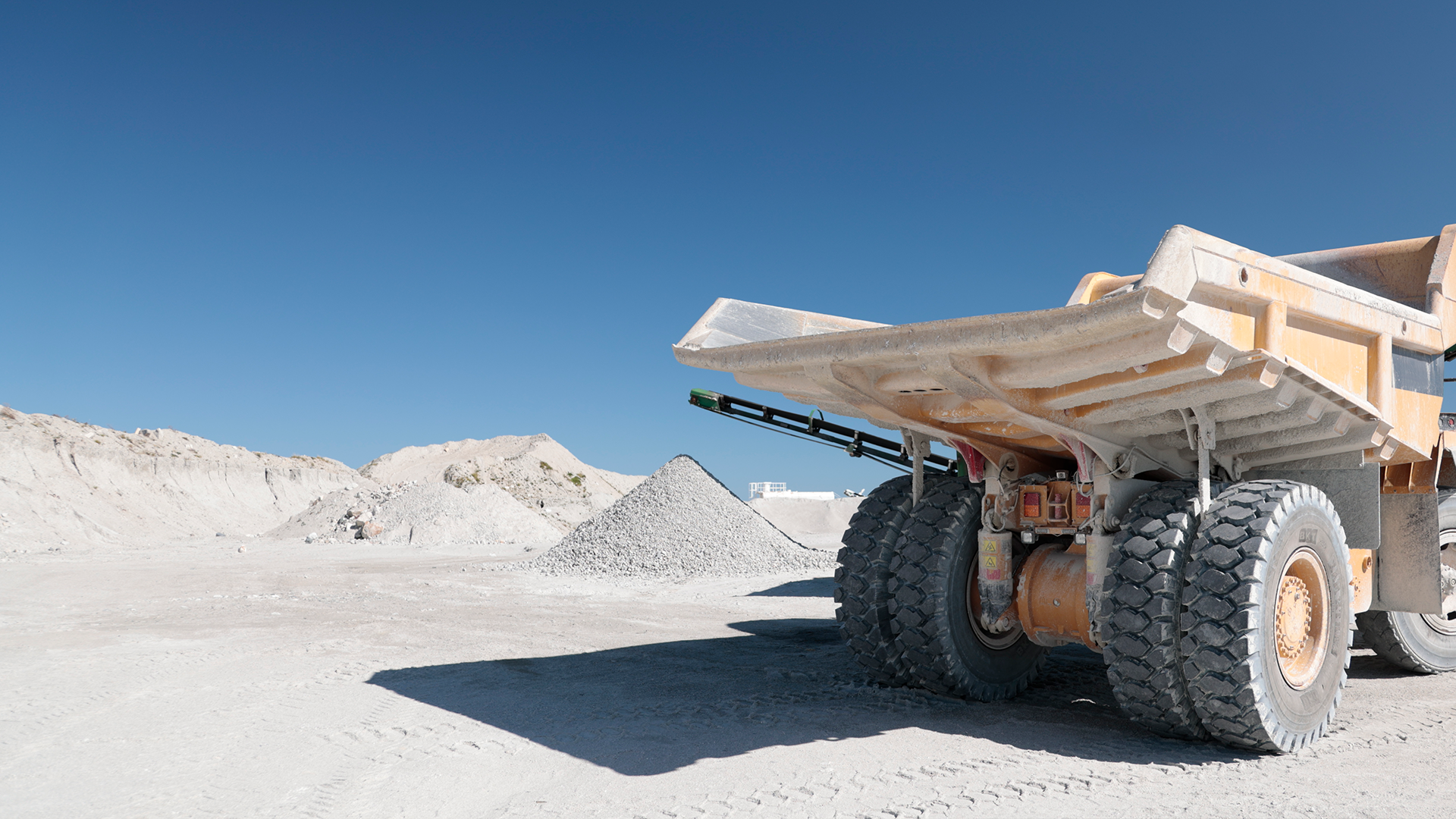 Electric Actuators vs. Traditional Hydraulic Systems on Earthmoving Machinery 1